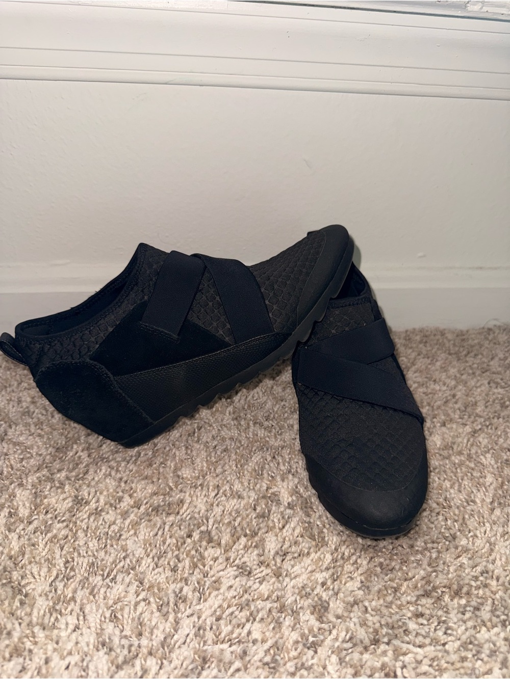 Bates Women’s baretraps size 6.5 Black Slip-On